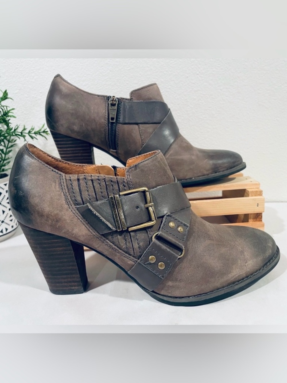 Indigo by Clarks Distressed Brown Leather Ankle Boots | Biker Moto Booties | EUC